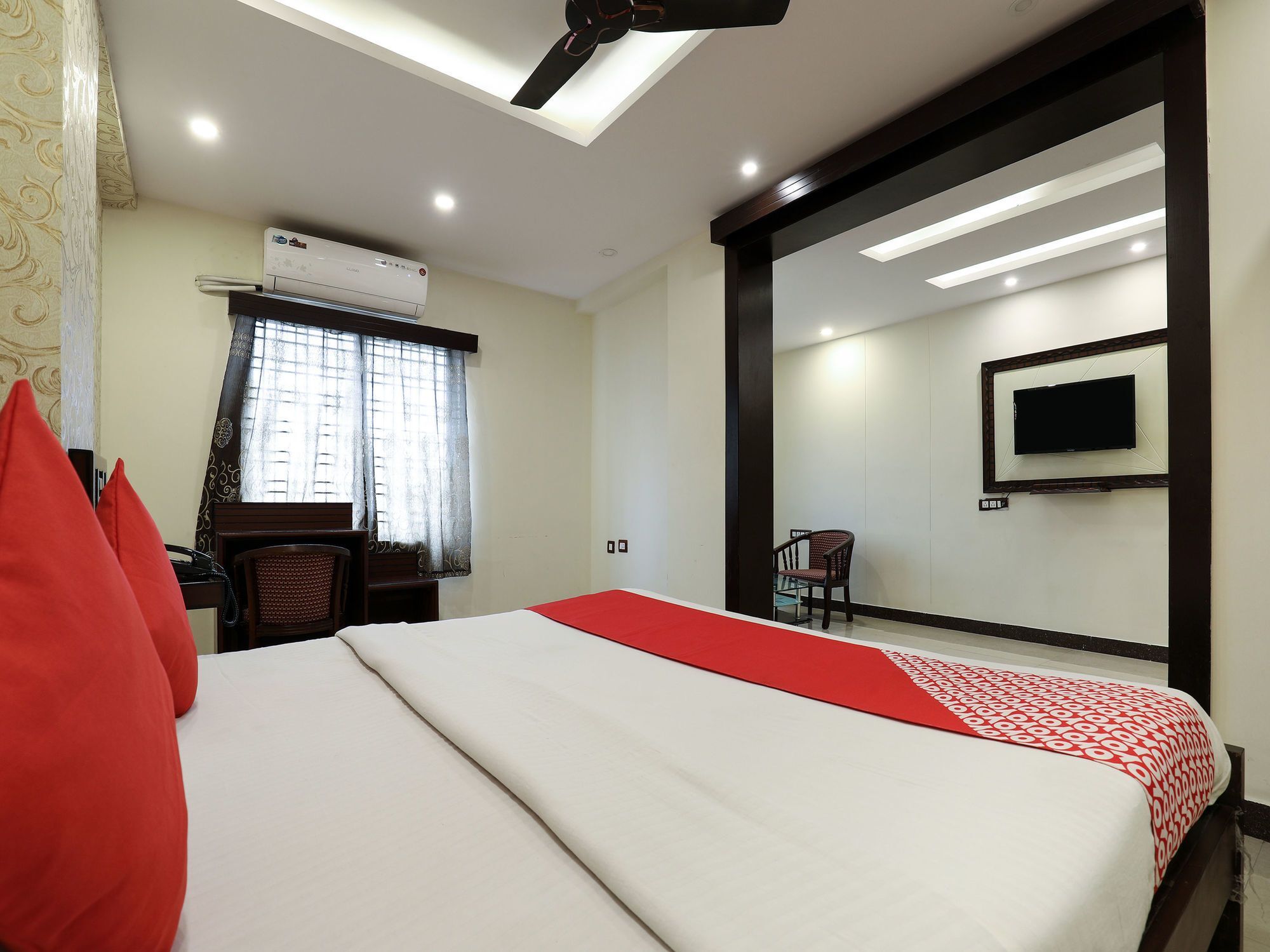 Oyo 16539 Grand Sandarshini Inn Hyderabad Exterior foto